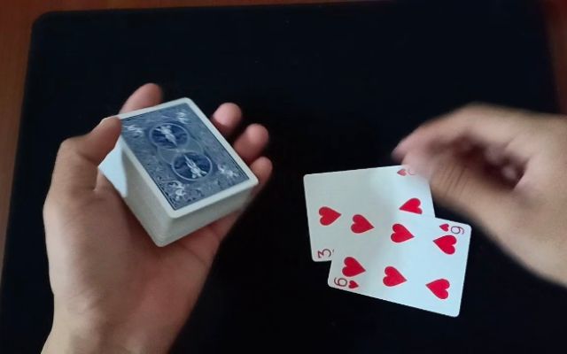 Sử dụng dụng cụ khi chia bài ba cây
